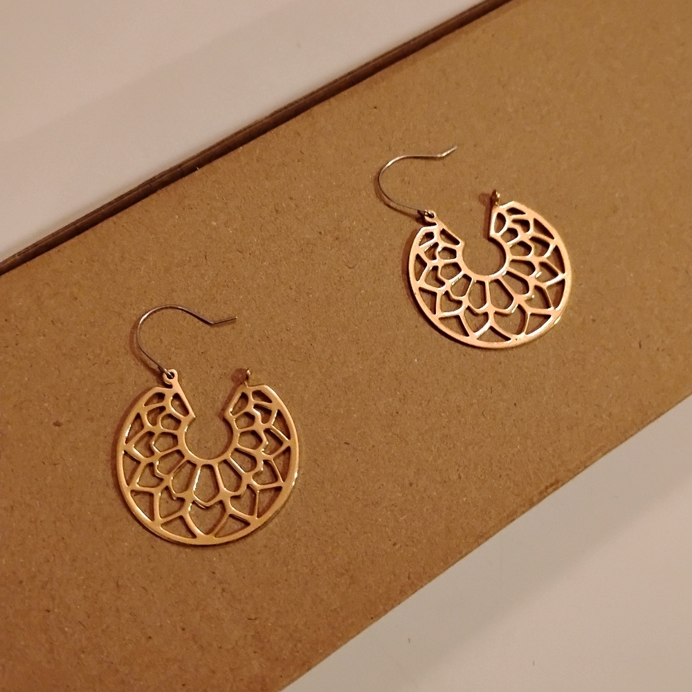 Elegant Gold Filigree Earrings FishHooks Hanging Fine Art Round Diameter 1 1/4'